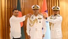 নবনিযুক্ত নৌপ্রধানকে র‌্যাঙ্ক ব্যাজ পরিয়ে দিলেন প্রধানমন্ত্রী