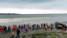 বর্ষায় রূপ বদলেছে যমুনা, পাড়ে পর্যটকদের ঢল
