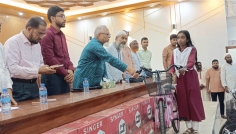 মধুখালীতে শিক্ষার্থীদের বাইসাইকেল ও নারীদের সেলাই মেশিন বিতরণ