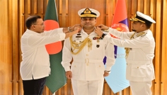 নবনিযুক্ত নৌবাহিনী প্রধান ভাইস এডমিরাল খোন্দকার মিসবাহ উল আজীম-এর র‍্যাংক ব্যাজ পরিধান