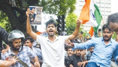 ভারতজুড়ে বিক্ষোভের ডাক ককরোচদের    