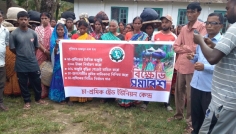 দাবি আদায়ে কুলাউড়ায় কালিটি চা বাগানে শ্রমিকদের কর্মবিরতি ও বিক্ষোভ