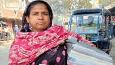 হাতে খবরের কাগজ, চোখে বাঁচার স্বপ্ন নিয়ে ছুটছেন সংগ্রামী নার্গিস