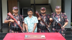যশোরে প্রায় দেড় কোটি টাকার সোনার বারসহ যুবক আটক