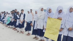 সাড়ে চার কোটির বাঁধে ধস; স্থায়ী সমাধান চেয়ে এলাকাবাসী ও শিক্ষার্থীদের মানববন্ধন