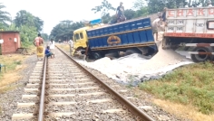 রাজবাড়ীতে রেললাইনে উঠে গেল ট্রাক, দুই ট্রেনের সূচি বিপর্যয়