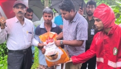 বাঁশখালীতে বন্যাদুর্গতদের পাশে প্রশাসন ও স্বেচ্ছাসেবীরা, চলছে খাদ্য সহায়তা